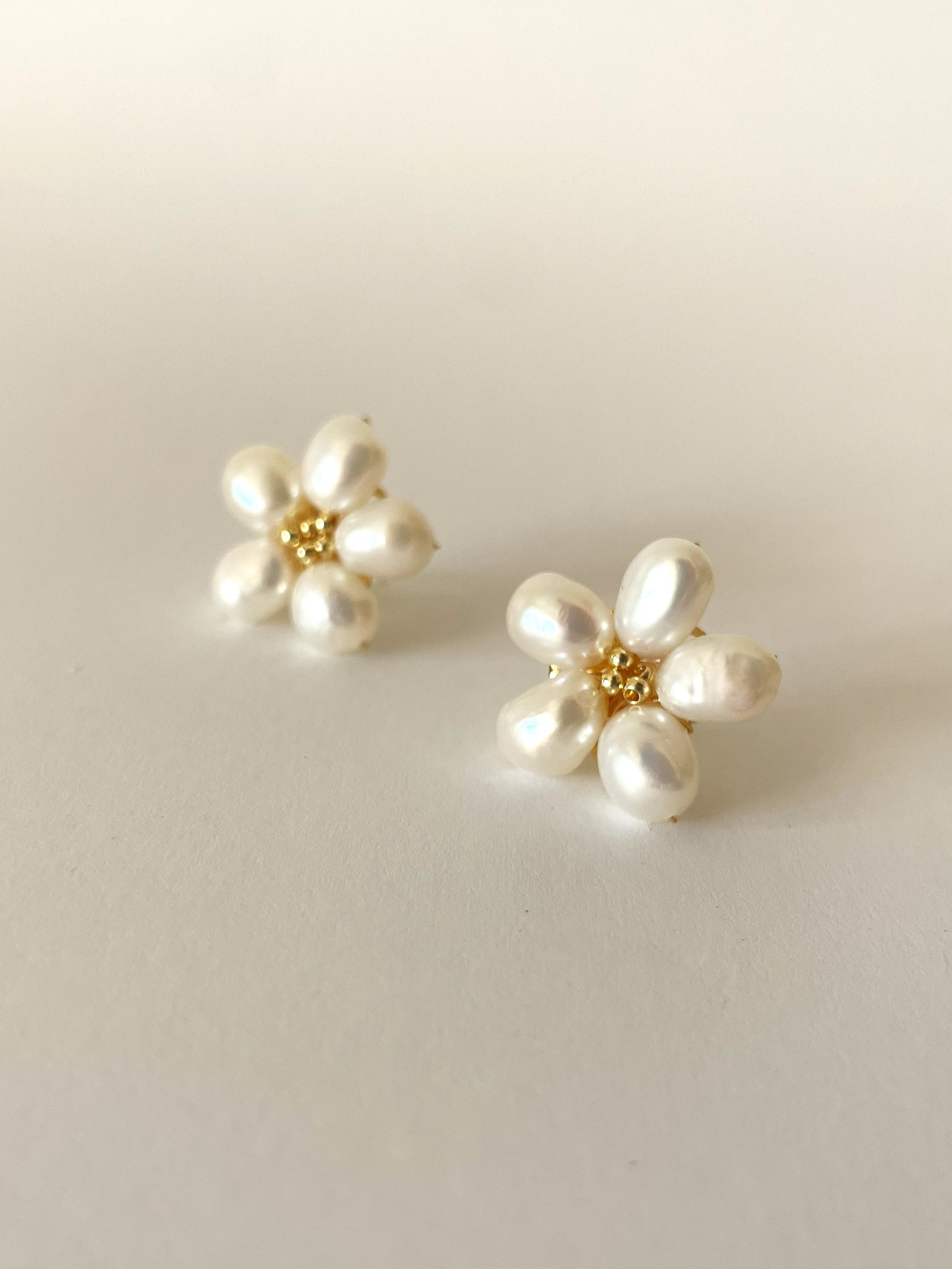 PEARL DAISY STUDS