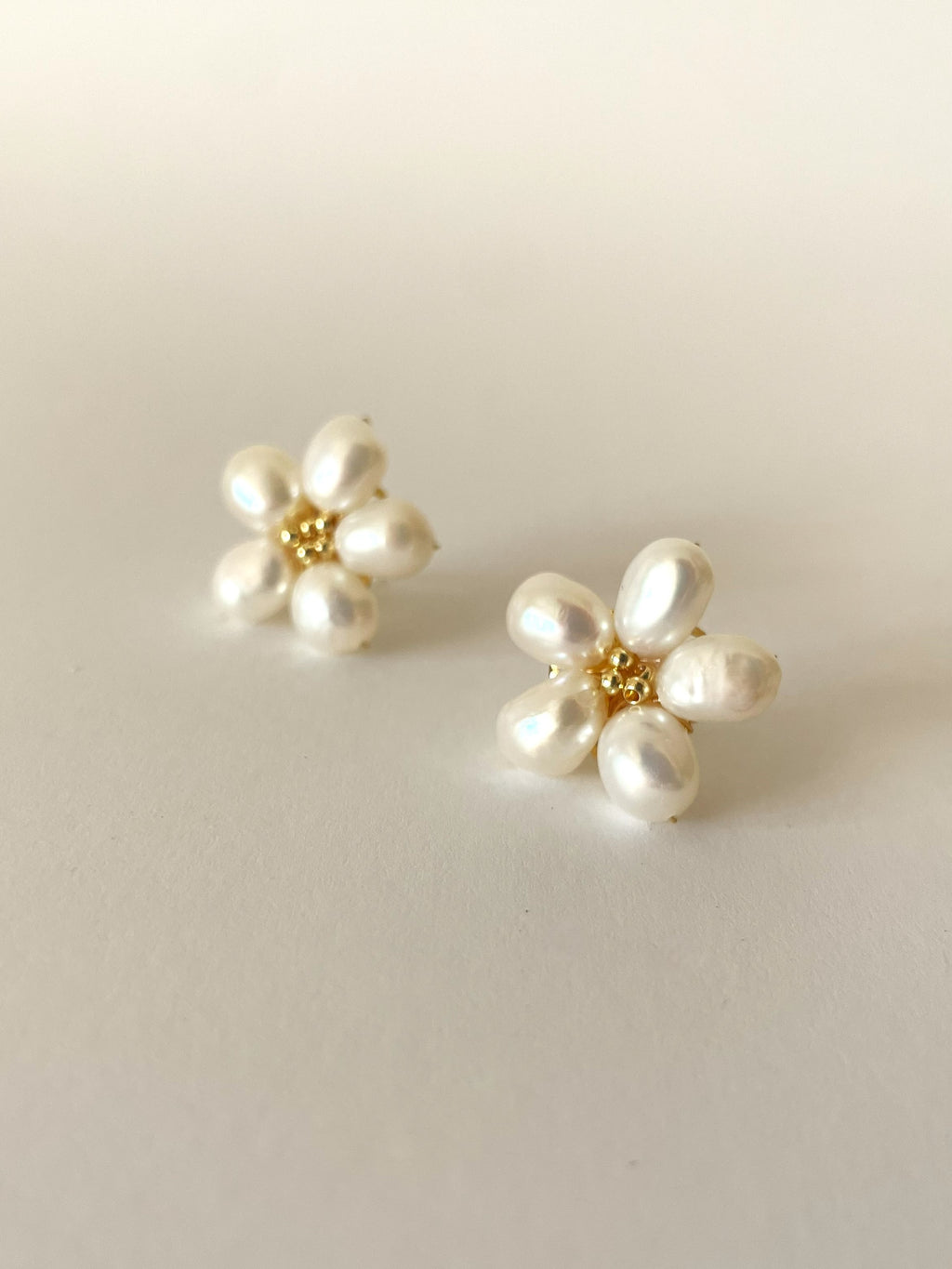 PEARL DAISY STUDS