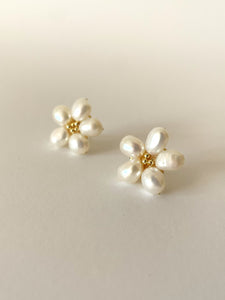 PEARL DAISY STUDS