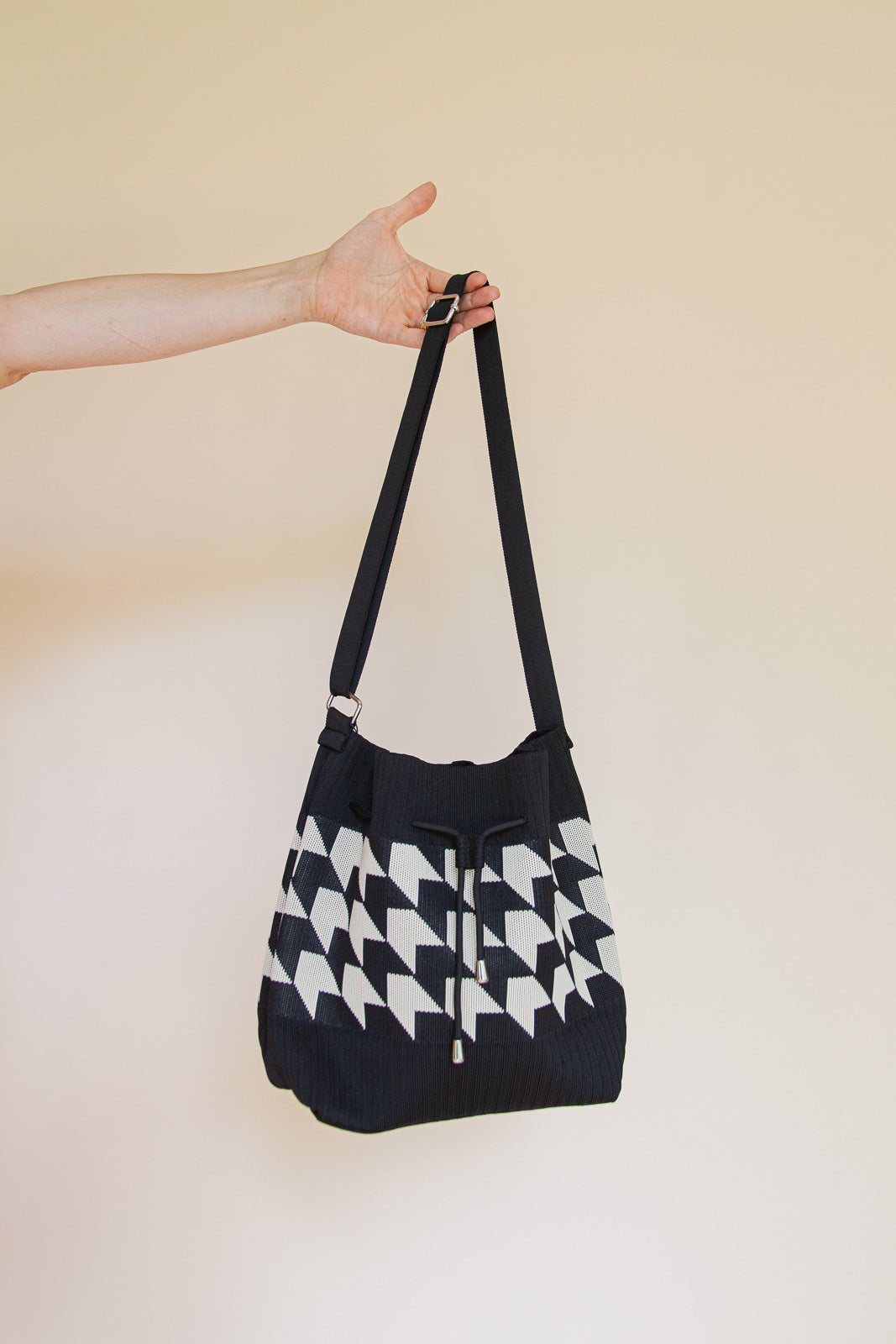 KNIT BUCKET BAG