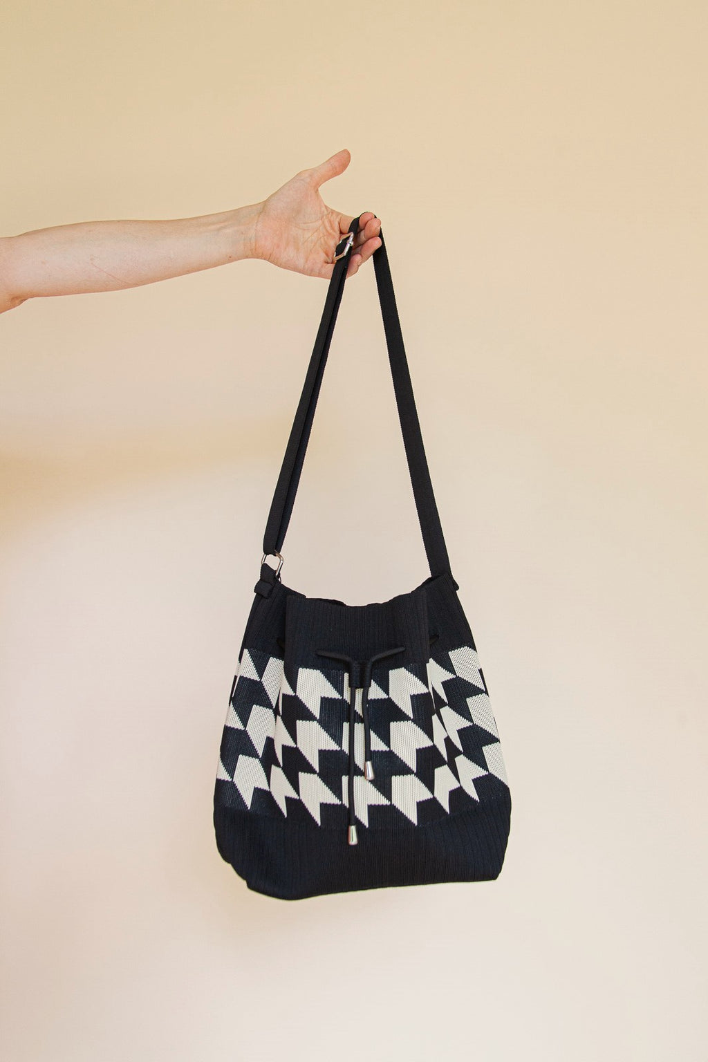 KNIT BUCKET BAG