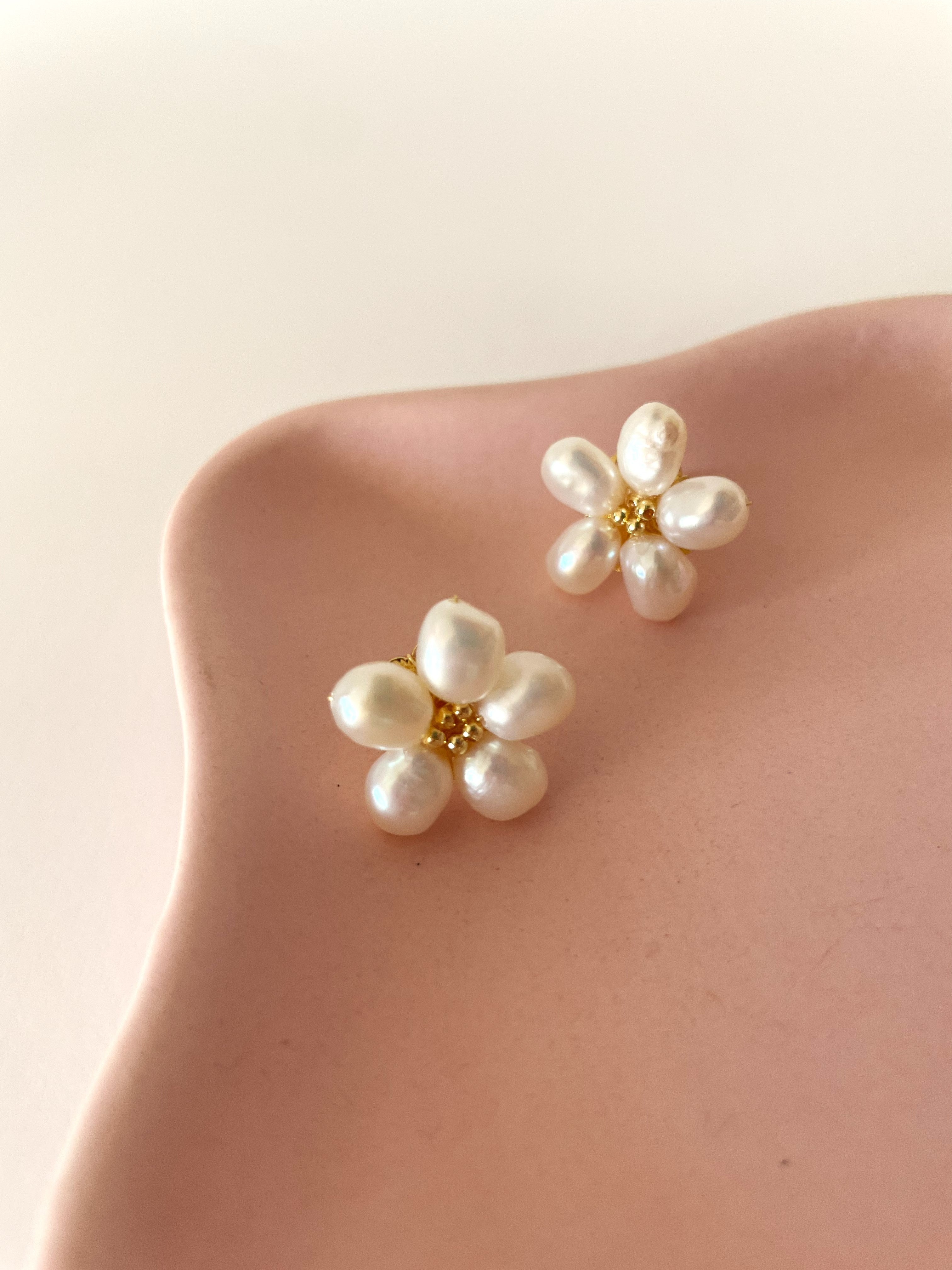 PEARL DAISY STUDS