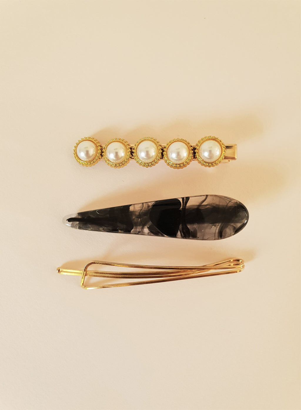 GOLD, PEARL AND RESIN HAIR CLIP SET - BLACK