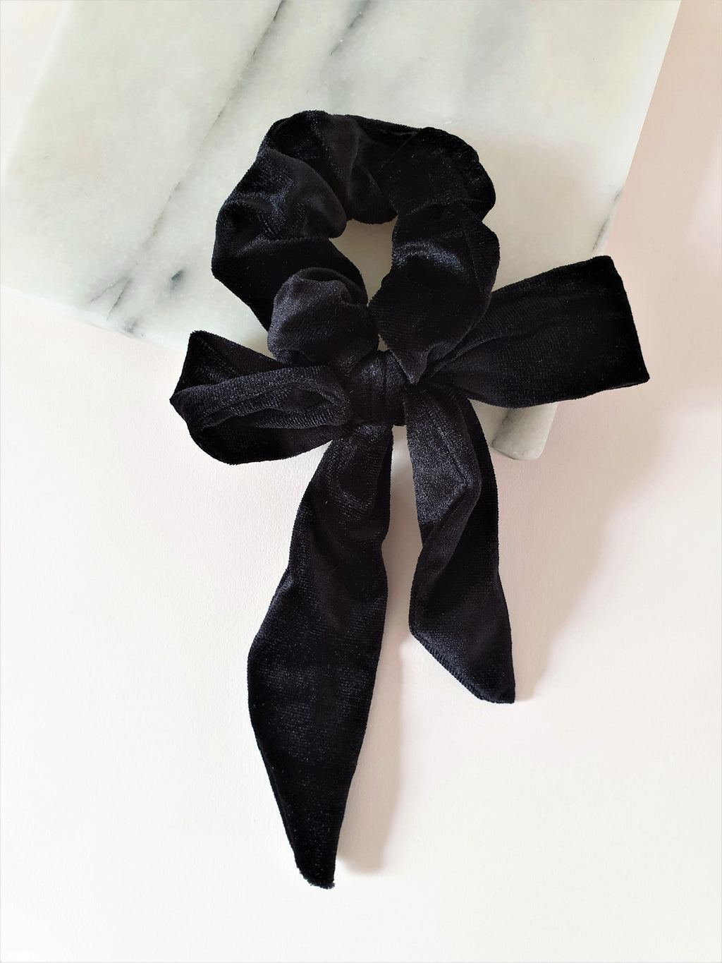 VELVET BOW SCRUNCHIE - BLACK