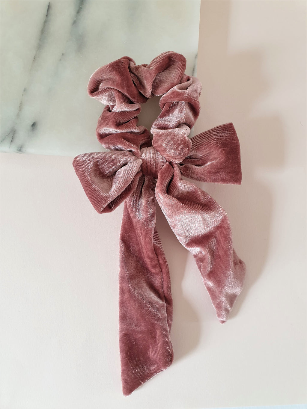 VELVET BOW SCRUNCHIE - PINK